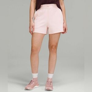 Lululemon Softstreme High-Rise Short 4" -
Strawberry Milkshake